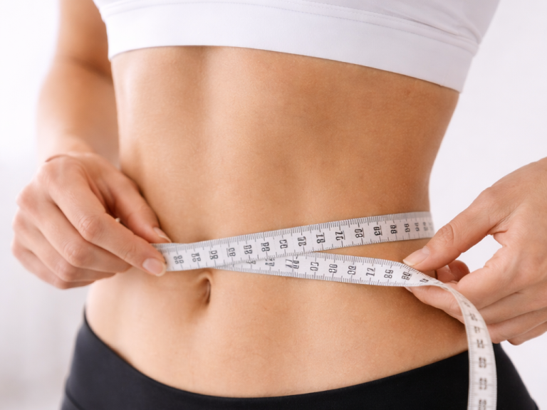 Frau welche sich ein Maßband um den Bauch bindet vor einer  Kryolipolyse bei CoolCryo Itzehoe.